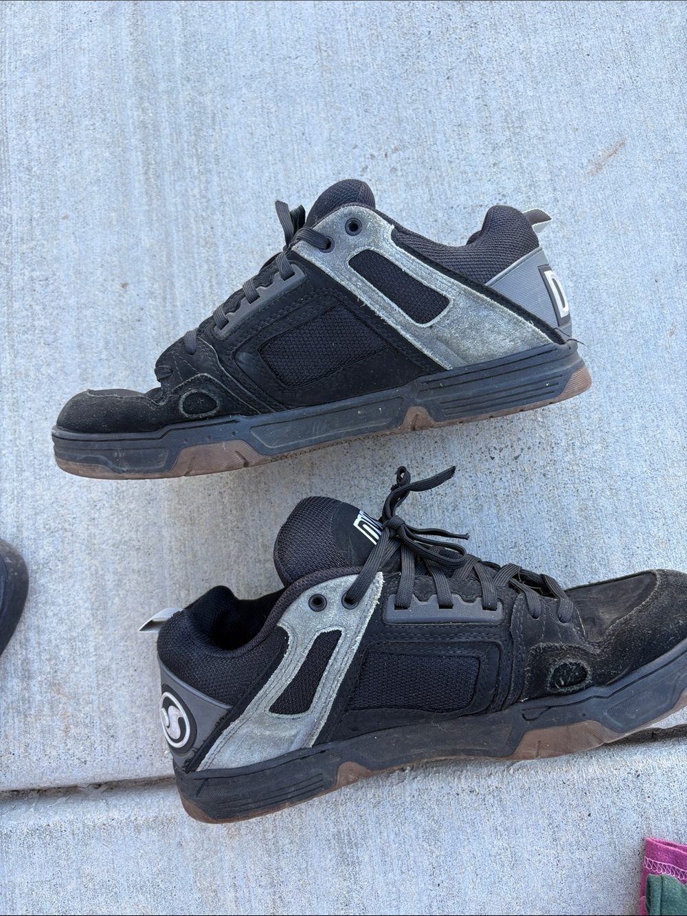 DVS Men’s Black Low-Top Lace-Up Skate Sneakers - Picture 2 of 6
